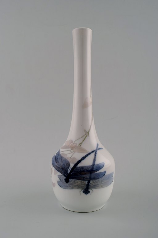 Royal Copenhagen art nouveau vase med smal hals, dekoreret med guldsmed.