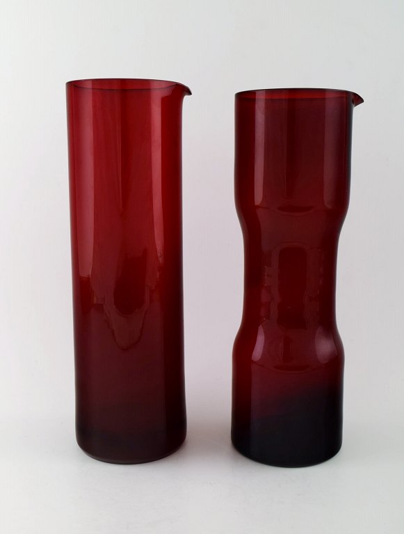 Kaj Franck (Finsk, 1911–1989) Nuutajärvi Glass Works, Finland, kunstglas. To kander i rødt kunstglas.
