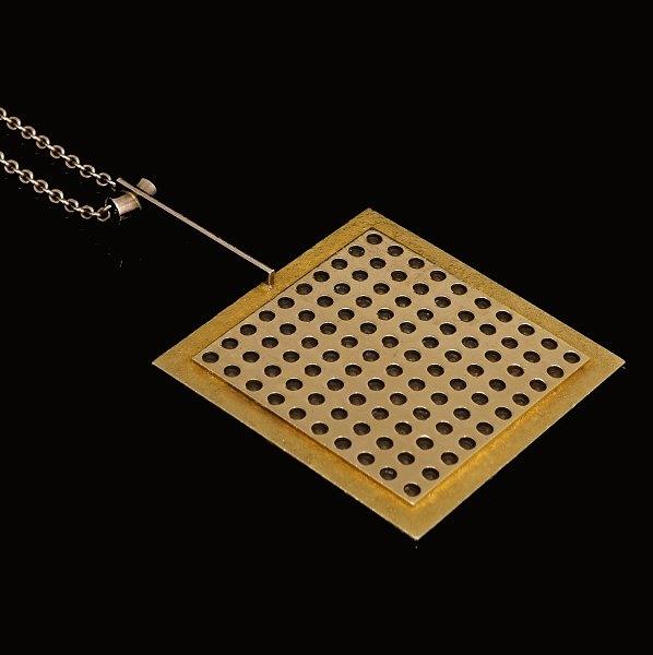 Bent Exner: Vedhæng i delvist forgyldt sterlingsølv. Vedhæng: 6x10cm. Kæde: 70cm