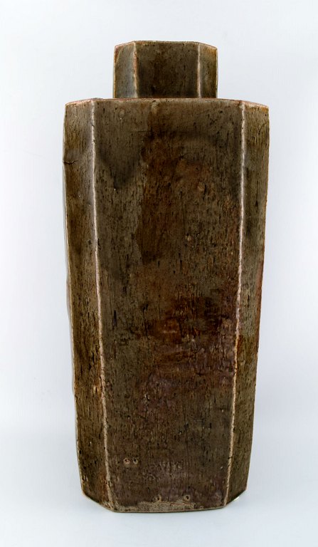 Kolossal keramik gulvvase i jordfarver.