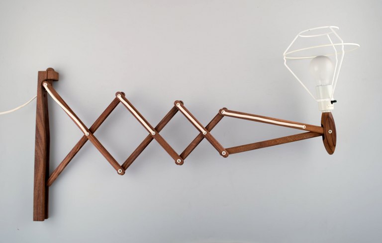 Le Klint / Erik Hansen: Opadvendt sakselampe af teak. 