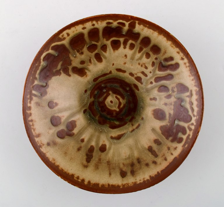 Axel Salto: f. København 1889, d. Frederiksberg 1961.  
Royal Copenhagen cirkulær skål af stentøj i riflet stil, yderside med riflet 
mønster.