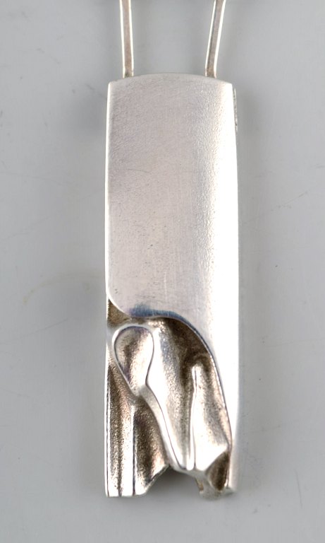 Lapponia. Halskæde med vedhæng af sterlingsølv, organisk form. 1984.