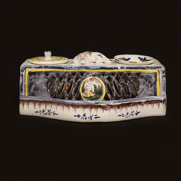 An end 18th century writing set of faience. Kellinghusen, Northgermany, circa 1790. H: 8cm. L: 20cm. D: 12,8cm