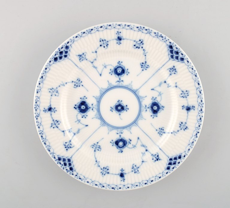 Royal Copenhagen Musselmalet halvblonde frokosttallerken.
