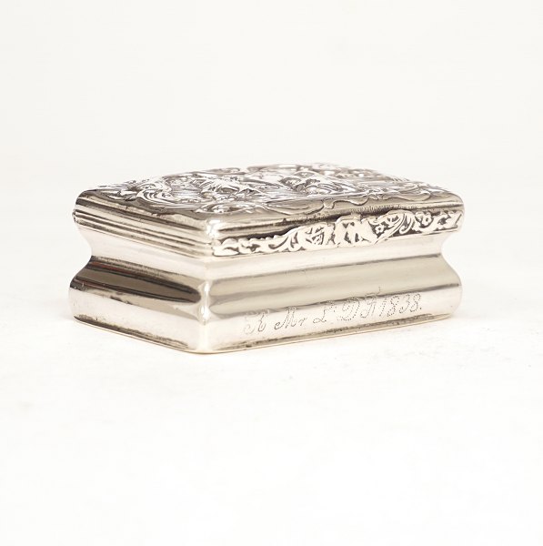 Christian Pedersen Høvring, Hobro 1754-67 og Randers 1767-94: Snustobaksdåse i 
sølv med indvendig forgyldning. H: 2,6cm. 6,2x4,8cm. V: 86gr