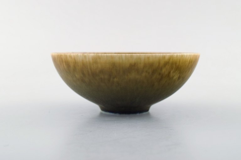 Sven Wejsfelt for Gustavsberg Studio Hand. Unique bowl in glazed ceramics. 1989. Beautiful glaze in green and yellow shades.