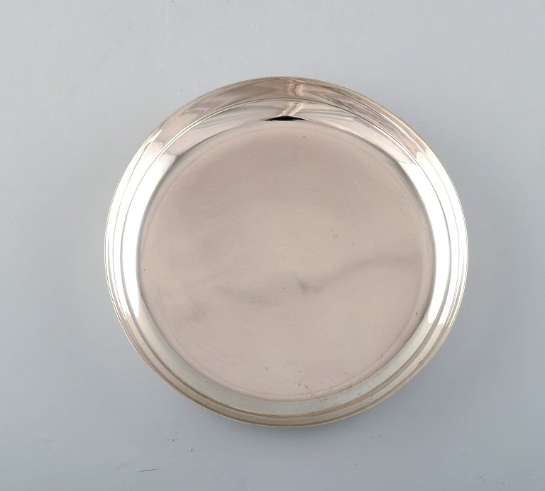 WIWEN NILSSON Lund, Sweden 1941-1956. Champagne bottle table top / low bowl in sterling silver. Modernist design, 1942.