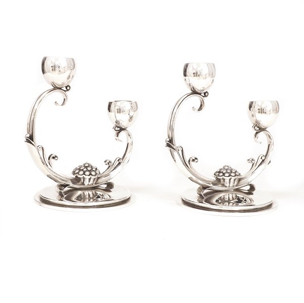 Holger Rasmussen: Et par toarmede kandelabre i sterlingsølv. Prydet med stiliseret bladværk og blomst. Danmark ca. år 1950. H: 16cm. V: 976gr
