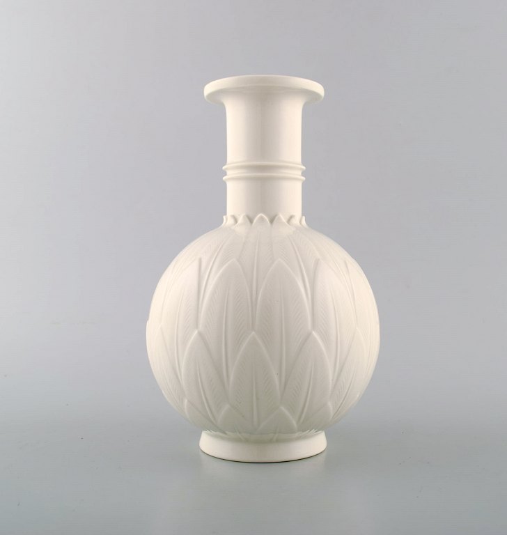 Arno Malinowski for Royal Copenhagen. Vase af blanc de chine porcelæn