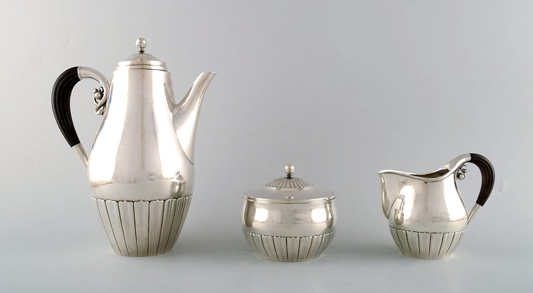 Johan Rohde for Georg Jensen. "Kosmos" kaffesæt i sterlingsølv med hanke i 
ibenholt. Dessin 45A og 45D.