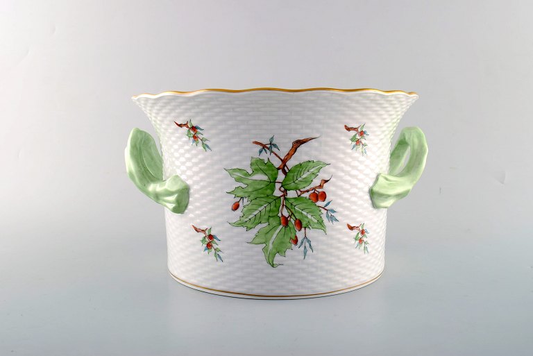 Herend champagnekøler i porcelæn udsmykket med bær og blade. Midt 1900-tallet. 
