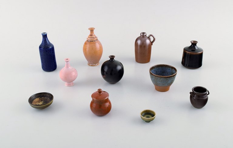 Enköping og Munk Keramik m. fl. svenske keramikere. Samling på 11 miniature 
vaser i glaseret keramik. 1970
