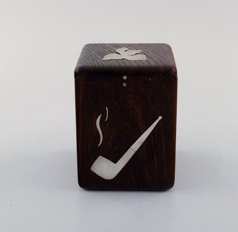 Svend Weihrauch for Franz Hingelberg, Aarhus. Tobakskrukke i palisander med sølvindlæg i form af pibe og tobaksblad.