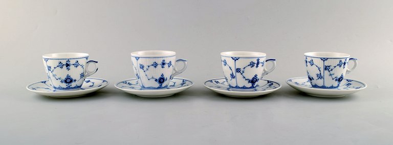 Royal Copenhagen. Sæt på fire Musselmalet riflet kaffekop med underkop # 1/80.