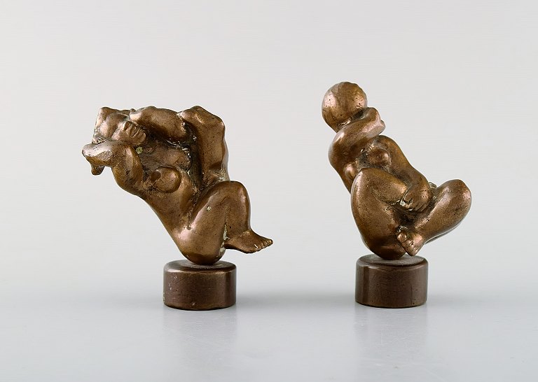 Danish bronze sculptor. A pair of patinated bronze figures. Naked women. Mid 20th century.