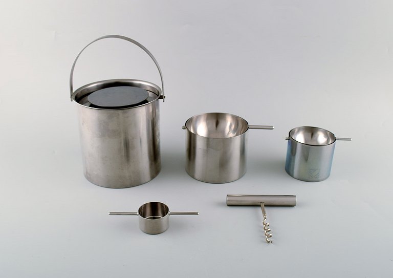 Arne Jacobsen for Stelton. "Cylinda Line" isspand, to askebægre, proptrækker og målebæger i rustfrit stål. 1970