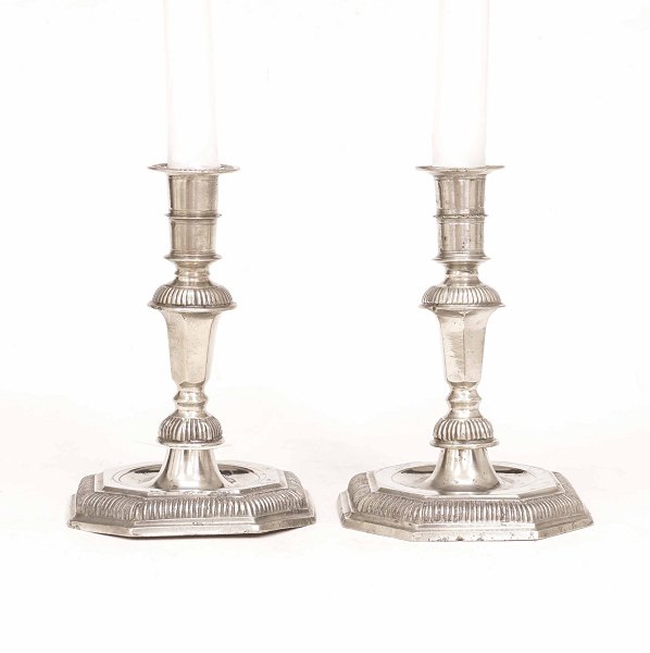 A pair of 18th century pewter candle sticks. H: 19cm