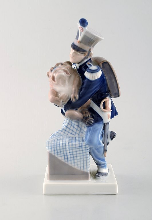 Royal Copenhagen porcelænsfigur. Motiv efter H.C. Andersens fyrtøjet. Soldaten og hunden.