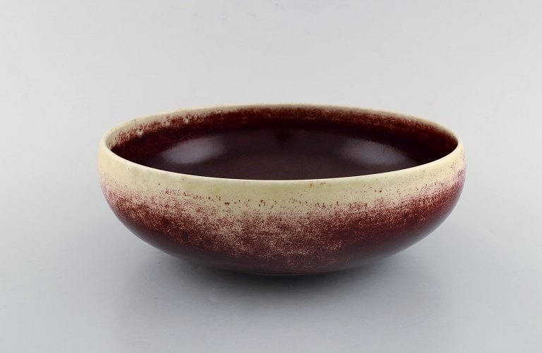 Sven Wejsfelt for Gustavsberg Studio Hand. Unique bowl in glazed ceramics. Dated 1988. Beautiful ox blood glaze on cream colored background.