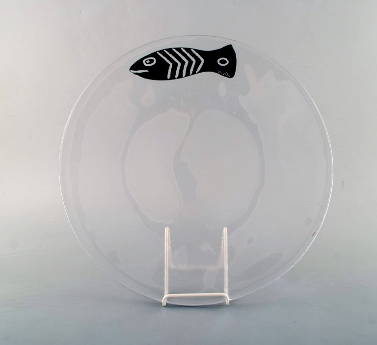 Ulrica Hydman Vallien for Kosta Boda. Stort unika fad i klart kunstglas med håndmalet fisk. Svensk desgin, sent 1900-tallet. 