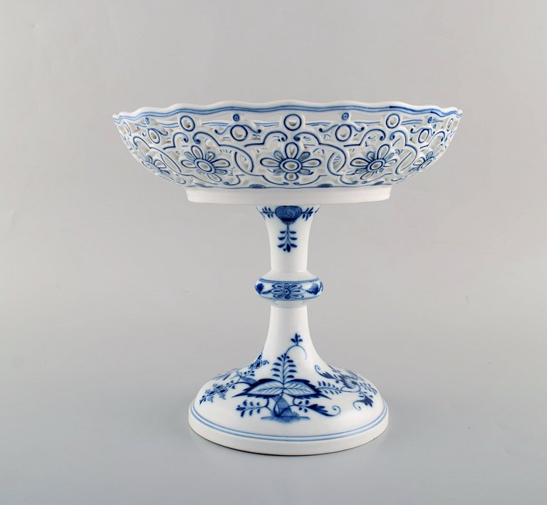 Antique Meissen "Blue Onion" compote in pierced, hand-painted porcelain. Early 20th century.