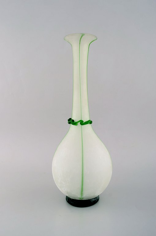 Isfahan Glass. Stor vase i grønt og matteret kunstglas. Sent 1900-tallet.