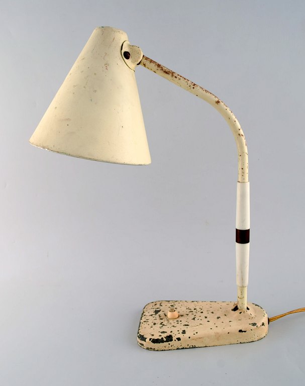 Bauhaus stil. Justerbar retro bordlampe i original stand med afbryder på foden. 
1950