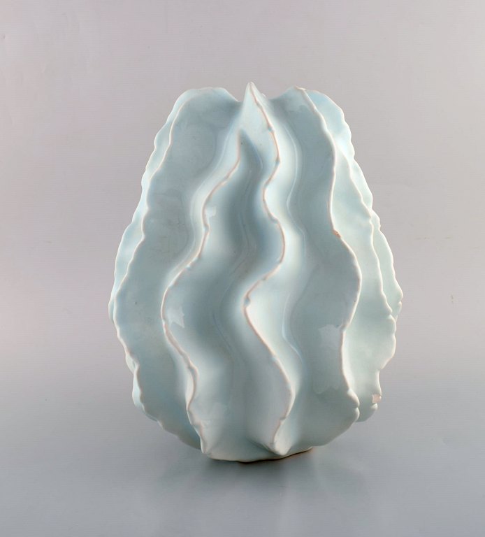 Skandinavisk keramiker. Koral formet vase i glaseret keramik. Smuk lys turkis glasur. Sent 1900-tallet.