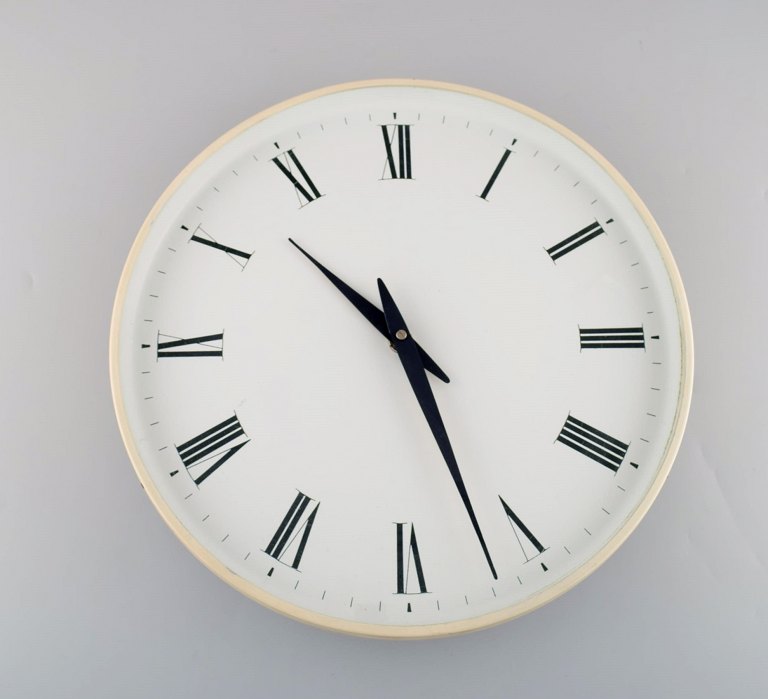 Henning Koppel for Georg Jensen. White plastic wall clock. Dial with Roman numerals. Clockwork quartz. 1960 / 70