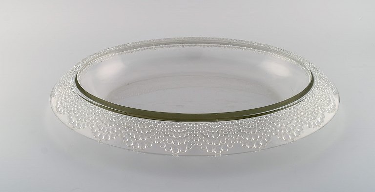 Large early René Lalique Tokyo jardiniere in art glass with molded pearls decoration all around the rim. Ca. 1934.