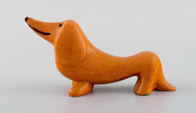 Lisa Larson for K-Studion/Gustavsberg. Gravhund i glaseret keramik. Sent 1900-tallet.