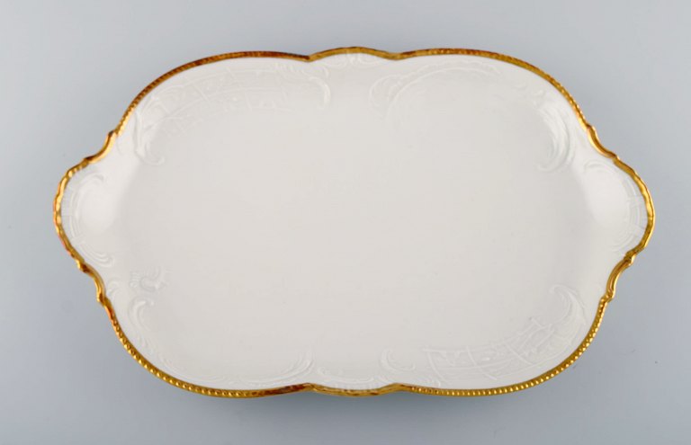 Large Rosenthal Sans Souci serving dish in porcelain with flowers and foliage in relief and gold edge. 20th century.