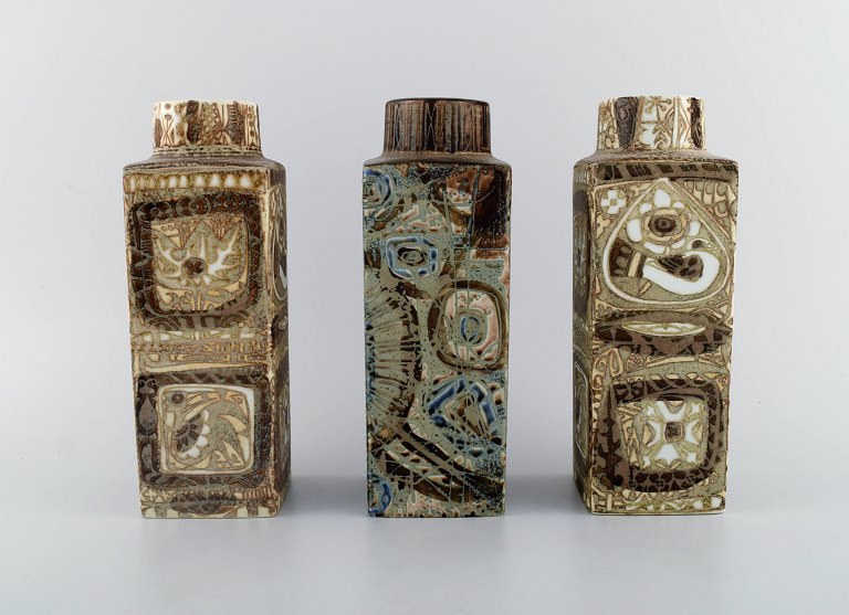 Nils Thorsson og Johanne Gerber for Aluminia, Royal Copenhagen.
Tre Baca vaser med mønstret glasur i nuancer af grøn, blå og brun. 1960