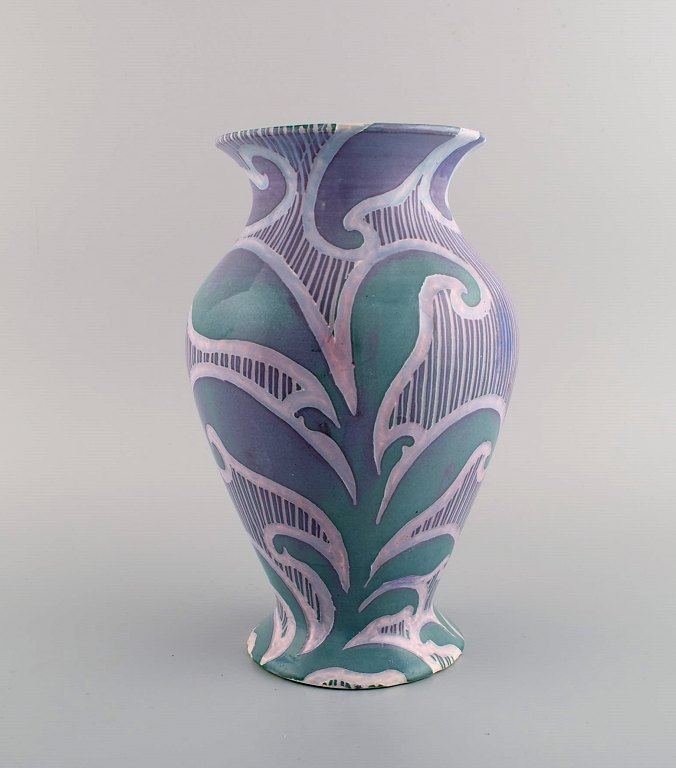 Gunnar Wennerberg for Gustavsberg. Antik unika art nouveau vase i glaseret 
keramik. Smuk glasur i lilla nuancer med bladværk i relief. Dateret 1902.
