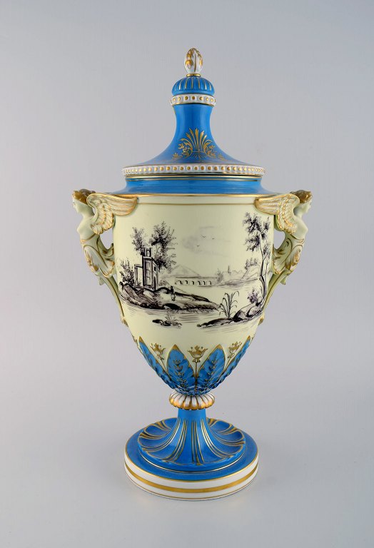 Stor Dresden prydvase i håndmalet porcelæn med klassicistiske scener og hanke i form af engle. 1800-tallet. 