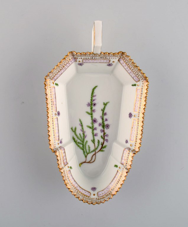 Royal Copenhagen Flora Danica asiet med hank i håndmalet porcelæn med blomster 
og gulddekoration. Dateret 1948.
