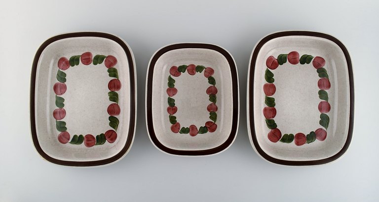 Jackie Lynd for Rörstrand. Tre Birgitta serveringsfade i håndmalet glaseret 
stentøj. 1970