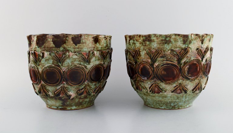 European studio ceramist. Two flower pots in glazed ceramics. 1960s / 70s.