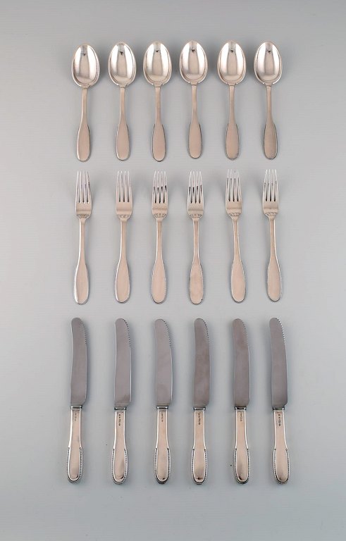 Evald Nielsen nummer 14 middagsservice i hammerslået sølv (830) til seks personer. 1920