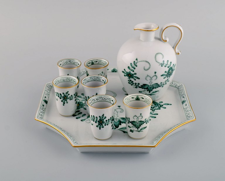 Meissen Indian Green sake/snapse sæt på bakke i håndmalet porcelæn med bladværk og gulddekoration. Midt 1900-tallet. 
