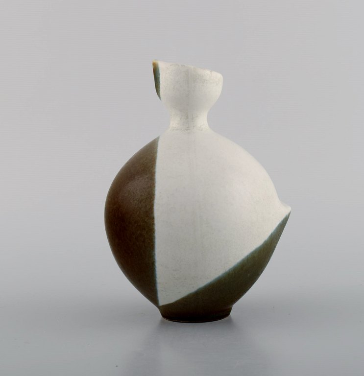 Gabi Citron-Tengborg for Gustavsberg. Buckla vase in glazed stoneware. Mid 20th century.