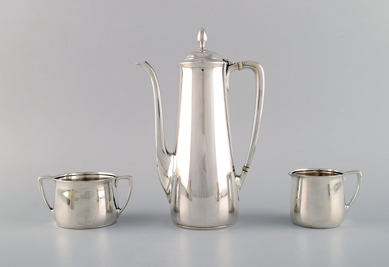 Tiffany & Company, New York. Kaffeservice i sterlingsølv. Tidligt 1900-tallet. 
Bestående af kaffekande, flødekande og sukkerskål.
