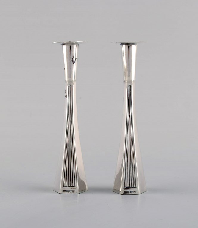 Wiwen Nilsson Lund, Sverige (f. 1897, d. 1974). Et par modernistiske stager i 
sølv. Dateret 1963.
