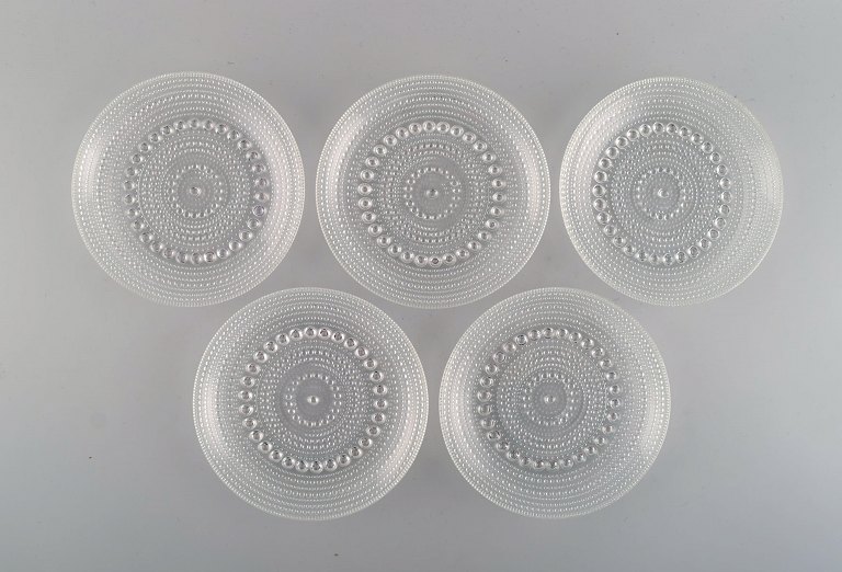 Oiva Toikka for Arabia. Five Kastehelmi plates in clear art glass. Finnish design, 1970s.