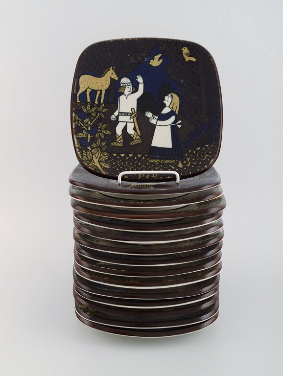 Raija Uosikkinen for Arabia. Sæt på 15 Kalevala års-tallerkener i glaseret 
keramik. Dateret 1976-1986 og 1988-1991.   
