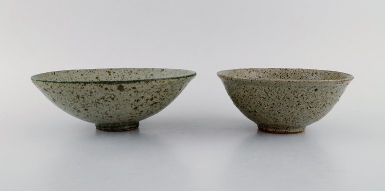 Europæisk studio keramiker. To skåle i glaseret stentøj. Smuk glasur i grå 
nuancer. Sent 1900-tallet. 
