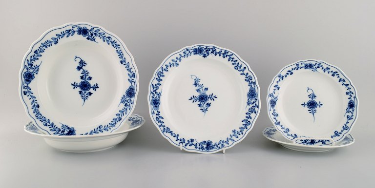 Five Meissen Neuer Ausschnitt plates in hand-painted porcelain with floral decoration. Approx. 1900.