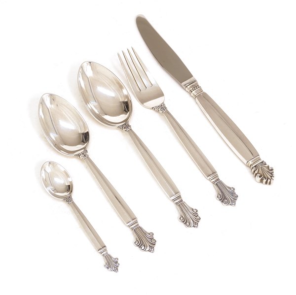 Georg Jensen Dronning bestik til 12 personer samt serveringsske. Fremstillet i 1940erne. designet af Johan Rohde 1917. I alt 61 dele