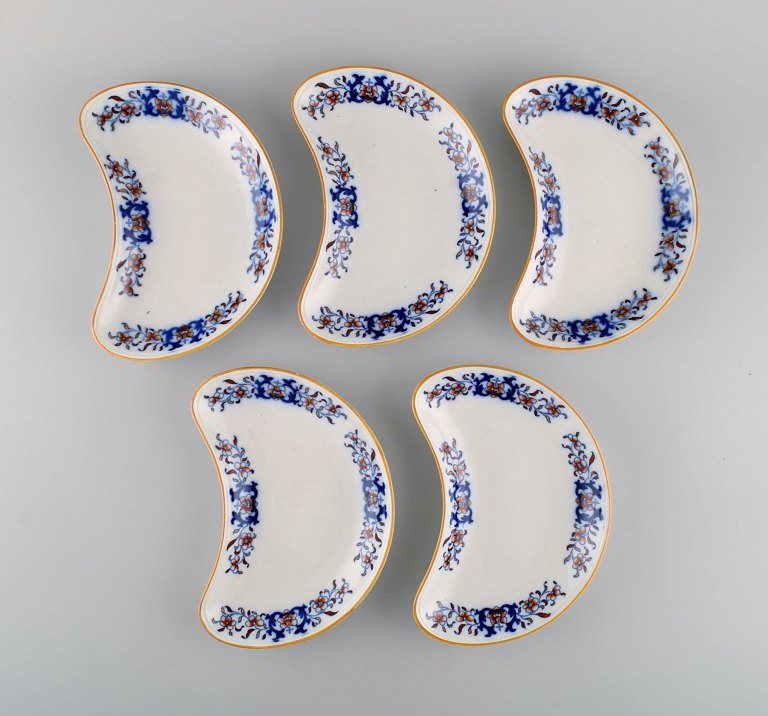 Mintons, England. Five antique bowls in hand-painted faience. Chinese style, early 20th century.